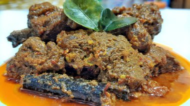 Toppa Lada bifteği beyaz tabakta servis edilir. Güney Sulawesi, Makassar 'dan popüler Endonezya yemekleri