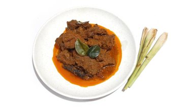 Toppa Lada bifteği beyaz tabakta servis edilir. Güney Sulawesi, Makassar 'dan popüler Endonezya yemekleri