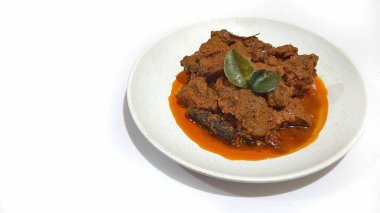 Toppa Lada bifteği beyaz tabakta servis edilir. Güney Sulawesi, Makassar 'dan popüler Endonezya yemekleri