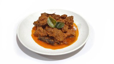 Toppa Lada bifteği beyaz tabakta servis edilir. Güney Sulawesi, Makassar 'dan popüler Endonezya yemekleri