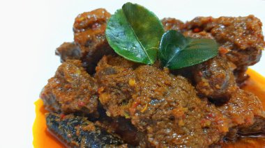 Toppa Lada bifteği beyaz tabakta servis edilir. Güney Sulawesi, Makassar 'dan popüler Endonezya yemekleri