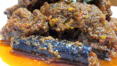 Toppa Lada bifteği beyaz tabakta servis edilir. Güney Sulawesi, Makassar 'dan popüler Endonezya yemekleri