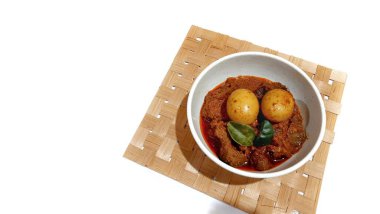 Beyaz kasede servis edilen yumurtalı biftek Toppa Lada. Güney Sulawesi, Makassar 'dan popüler Endonezya yemekleri