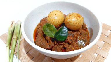 Beyaz kasede servis edilen yumurtalı biftek Toppa Lada. Güney Sulawesi, Makassar 'dan popüler Endonezya yemekleri