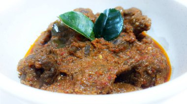 Biftek Toppa Lada beyaz bir kasede servis edildi. Güney Sulawesi, Makassar 'dan popüler Endonezya yemekleri