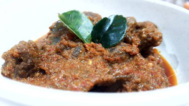 Biftek Toppa Lada beyaz bir kasede servis edildi. Güney Sulawesi, Makassar 'dan popüler Endonezya yemekleri