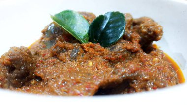 Biftek Toppa Lada beyaz bir kasede servis edildi. Güney Sulawesi, Makassar 'dan popüler Endonezya yemekleri