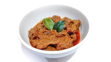 Biftek Toppa Lada beyaz bir kasede servis edildi. Güney Sulawesi, Makassar 'dan popüler Endonezya yemekleri