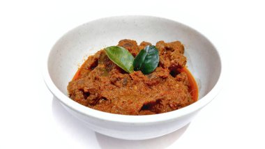 Biftek Toppa Lada beyaz bir kasede servis edildi. Güney Sulawesi, Makassar 'dan popüler Endonezya yemekleri