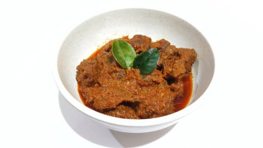 Biftek Toppa Lada beyaz bir kasede servis edildi. Güney Sulawesi, Makassar 'dan popüler Endonezya yemekleri