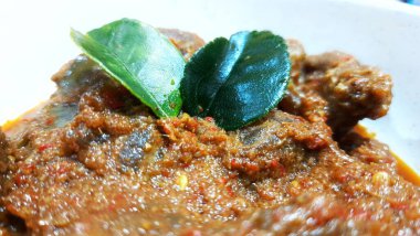 Biftek Toppa Lada beyaz bir kasede servis edildi. Güney Sulawesi, Makassar 'dan popüler Endonezya yemekleri