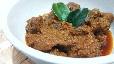 Biftek Toppa Lada beyaz bir kasede servis edildi. Güney Sulawesi, Makassar 'dan popüler Endonezya yemekleri