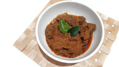 Biftek Toppa Lada beyaz bir kasede servis edildi. Güney Sulawesi, Makassar 'dan popüler Endonezya yemekleri