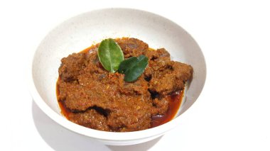 Biftek Toppa Lada beyaz bir kasede servis edildi. Güney Sulawesi, Makassar 'dan popüler Endonezya yemekleri