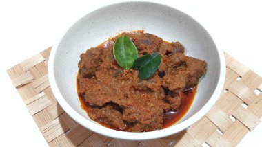 Biftek Toppa Lada beyaz bir kasede servis edildi. Güney Sulawesi, Makassar 'dan popüler Endonezya yemekleri