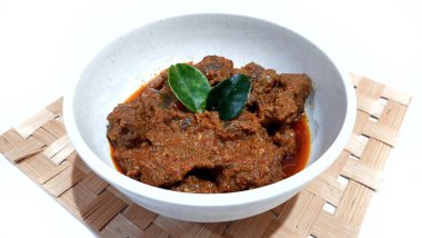 Biftek Toppa Lada beyaz bir kasede servis edildi. Güney Sulawesi, Makassar 'dan popüler Endonezya yemekleri