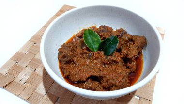 Biftek Toppa Lada beyaz bir kasede servis edildi. Güney Sulawesi, Makassar 'dan popüler Endonezya yemekleri