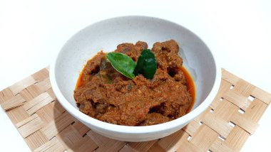 Biftek Toppa Lada beyaz bir kasede servis edildi. Güney Sulawesi, Makassar 'dan popüler Endonezya yemekleri