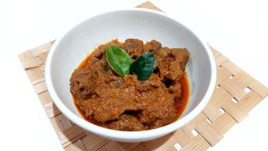 Biftek Toppa Lada beyaz bir kasede servis edildi. Güney Sulawesi, Makassar 'dan popüler Endonezya yemekleri