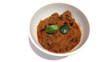 Biftek Toppa Lada beyaz bir kasede servis edildi. Güney Sulawesi, Makassar 'dan popüler Endonezya yemekleri