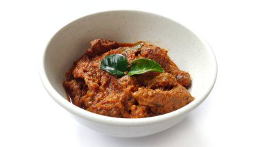 Biftek Toppa Lada beyaz bir kasede servis edildi. Güney Sulawesi, Makassar 'dan popüler Endonezya yemekleri