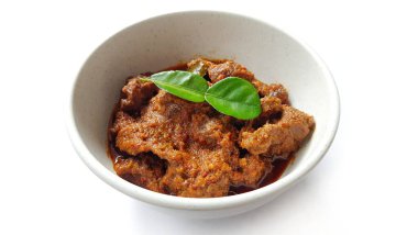 Biftek Toppa Lada beyaz bir kasede servis edildi. Güney Sulawesi, Makassar 'dan popüler Endonezya yemekleri