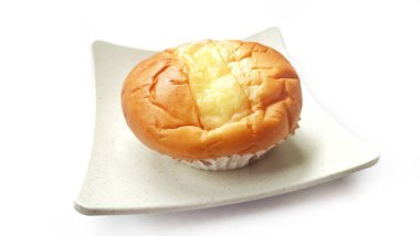 Beyaz arka planda izole edilmiş tabaktaki lezzetli çift peynirli ekmeği kapat.