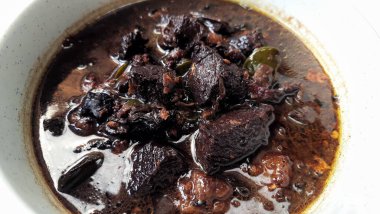 Rawon 'un beyaz kasede siyah et çorbası. Ponorogo, Doğu Java 'dan popüler Endonezya yemekleri