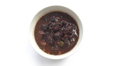 Rawon 'un beyaz kasede siyah et çorbası. Ponorogo, Doğu Java 'dan popüler Endonezya yemekleri