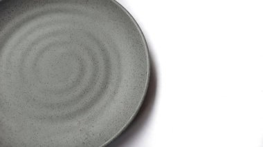 Beyaz arkaplanda izole edilmiş seramik melamin maddesi olan boş dairesel gri plaka