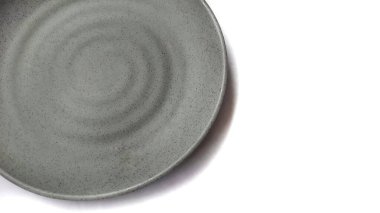 Beyaz arkaplanda izole edilmiş seramik melamin maddesi olan boş dairesel gri plaka