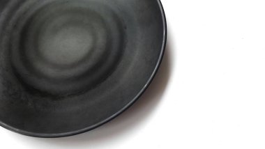 Beyaz arkaplanda izole edilmiş seramik melamin maddesi olan boş daire siyah levha