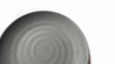 Beyaz arkaplanda izole edilmiş seramik melamin maddesi olan boş dairesel gri plaka