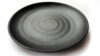 Beyaz arkaplanda izole edilmiş seramik melamin maddesi olan boş daire siyah levha