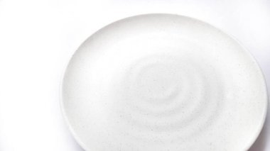 Beyaz arkaplanda izole edilmiş seramik melamin maddesi olan boş daire beyaz tabak