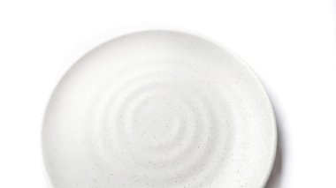 Beyaz arkaplanda izole edilmiş seramik melamin maddesi olan boş daire beyaz tabak