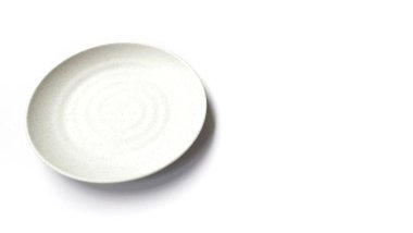 Beyaz arkaplanda izole edilmiş seramik melamin maddesi olan boş daire beyaz tabak