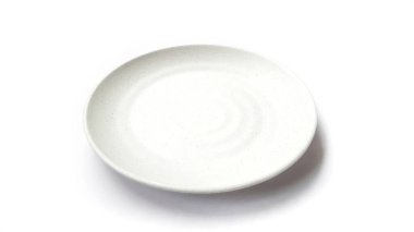 Beyaz arkaplanda izole edilmiş seramik melamin maddesi olan boş daire beyaz tabak