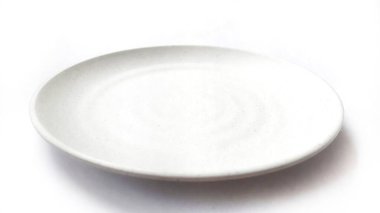 Beyaz arkaplanda izole edilmiş seramik melamin maddesi olan boş daire beyaz tabak