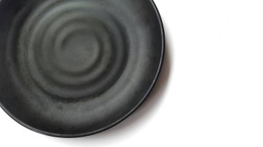 Beyaz arkaplanda izole edilmiş seramik melamin maddesi olan boş daire siyah levha