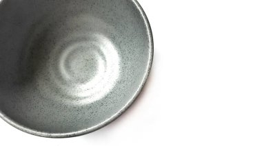 Beyaz arka planda izole edilmiş seramik melamin maddesi olan boş yuvarlak gri kase