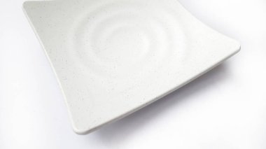 Beyaz arkaplanda izole edilmiş seramik melamin maddesi olan boş kare beyaz tabak