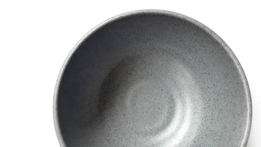 Beyaz arka planda izole edilmiş seramik melamin maddesi olan boş yuvarlak gri kase