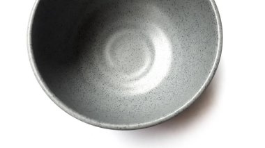 Beyaz arka planda izole edilmiş seramik melamin maddesi olan boş yuvarlak gri kase