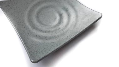 Beyaz zemin üzerinde seramik melamin malzeme ile boş kare gri plaka izole