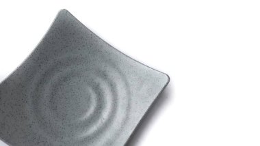 Beyaz zemin üzerinde seramik melamin malzeme ile boş kare gri plaka izole