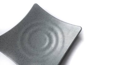 Beyaz zemin üzerinde seramik melamin malzeme ile boş kare gri plaka izole