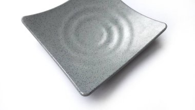 Beyaz zemin üzerinde seramik melamin malzeme ile boş kare gri plaka izole