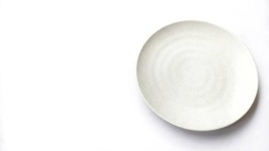 Beyaz arkaplanda izole edilmiş seramik melamin maddesi olan boş daire beyaz tabak