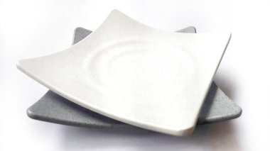 Beyaz arkaplanda izole edilmiş seramik melamin maddesi olan boş kare beyaz ve gri levhalar yığını